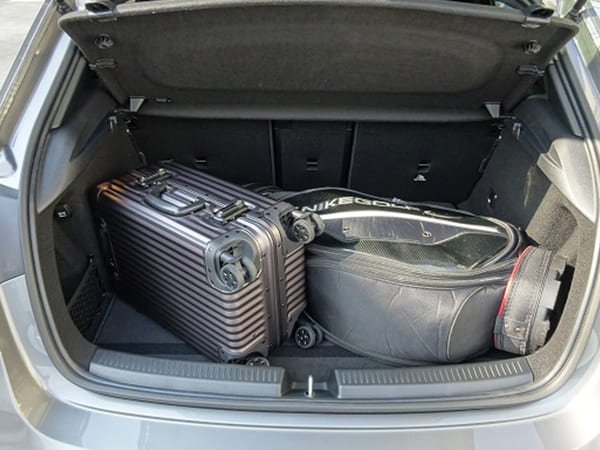 さらにリアシートを倒すことで最大1157Lにもなります。ベビーカーやゴルフバッグなど、大きな荷物も簡単に出し入れすることが出来ます。ビジネスでもプライベートでも大活躍してくれること間違いありません。