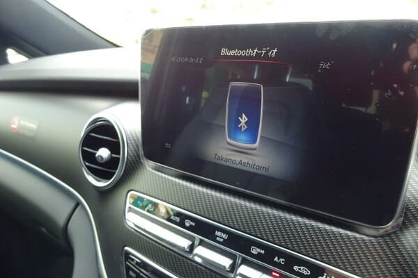 Bluetooth接続機能でインターネットの閲覧やハンズフリー通話が可能となっております。また、スマートフォンにインストールされた音楽も簡単にお楽しみいただけます。