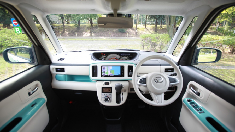 キャンバスは後席座面の下にある「置きラクボックス」という収納ボックスが引き出せ、運転席側からも簡単にハンドバッグやショッピングバッグなど、床には置きたくない荷物もサッと収納することができます。