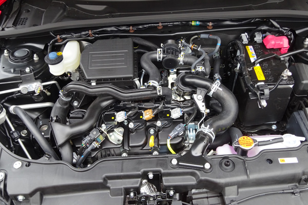 ツインカムDVVT 3気筒12バルブインタークーラーターボ付エンジン。
