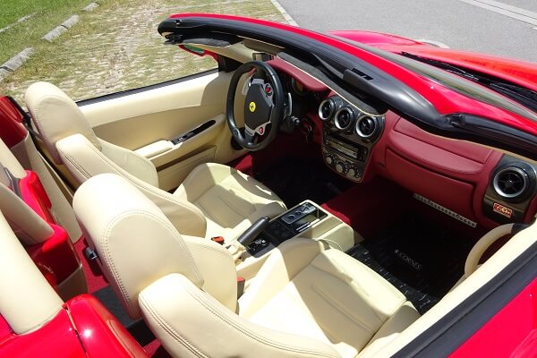 窮屈にはなってしまいますが、運転席及び助手席シート後方にも小物の荷物は積載が可能となっております。