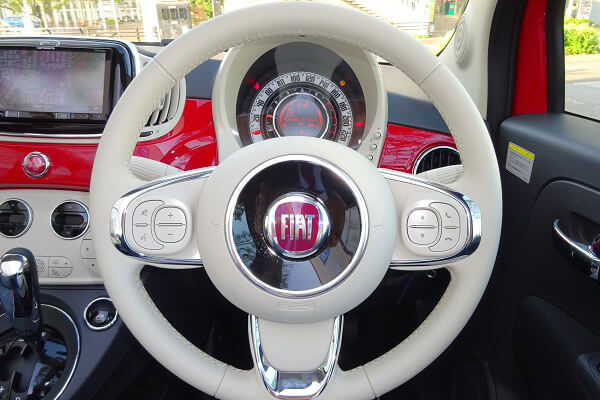 FIAT500Cの室内空間はとにかくおしゃれ