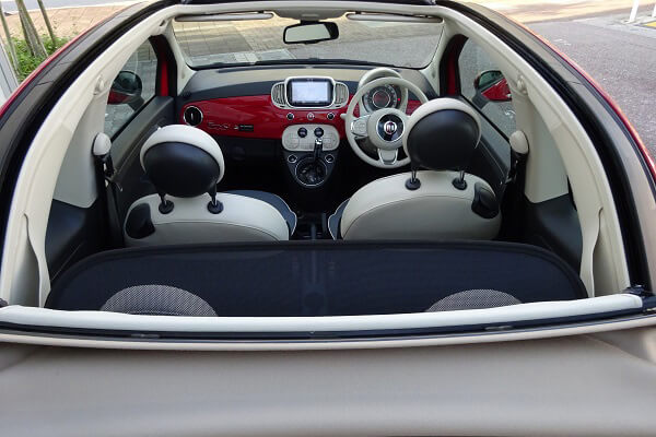 FIAT500Cの開放的な室内空間は他では味わえない特別なものがあります。