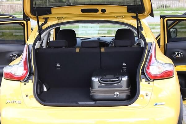 4名が乗車しても大型のスーツケースを1個積み込み可能なラゲッジスペースが用意されており、9インチのゴルフバッグも楽々収納出来ます。