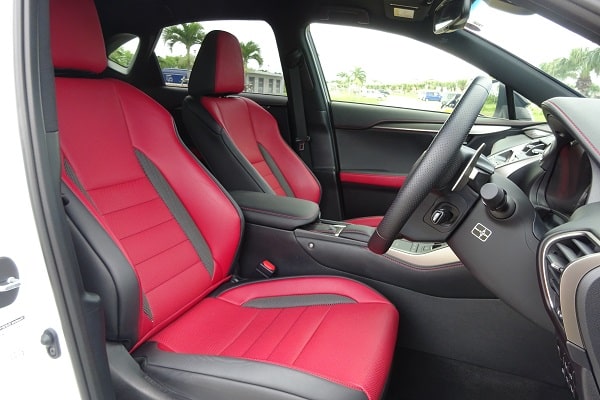 すぐれたホールド性を実現する“F SPORT”専用スポーツシート