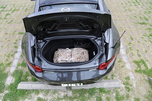 マツダロードスターのラゲッジスペースですが、トランク容量は127L(VDA方式。マルチボックス容量3Lを除く)。