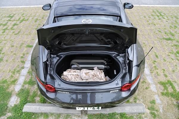 マツダロードスターのトランクルームは機内持ち込みサイズのスーツケースの大きさでしたら2つ入る広さです。