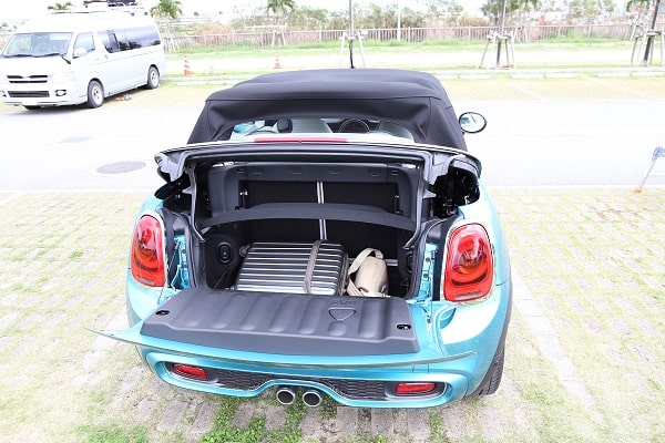見た目は小さな車ですが、ちょっとした荷物程度でしたら特に問題無く乗せることが出来ますので、荷物がある時でも安心してご利用いただけます。