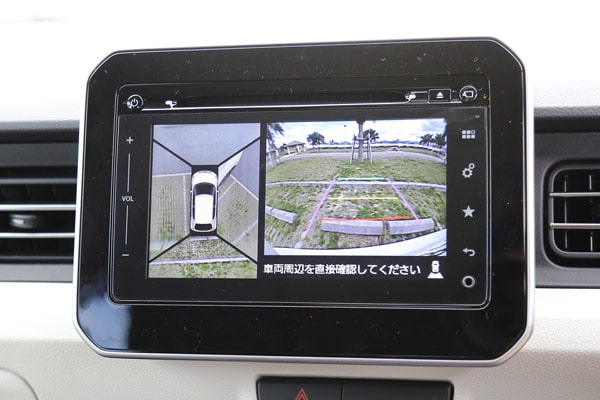 全方位機能付きの純正のカーナビを装備。全方位モニターを使えば、駐車もラクラク。死角が多い助手席側のサイドの映像を映し出してくれるから安心です。この全方位モニターは純正のナビのみに採用されている機能となります。