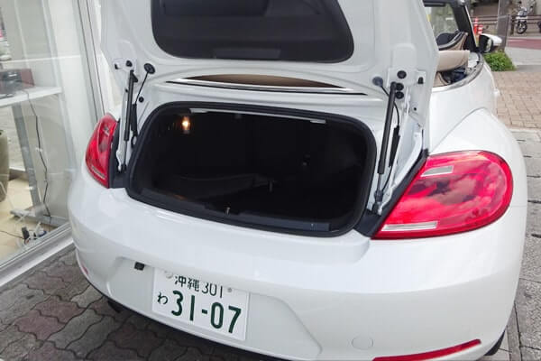 リアハッチに付いているVWエンブレムを上部に半回転することにより電気ロックの解除が出来ます。