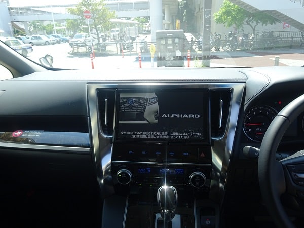 カーナビ10インチの大画面で快適に操作いただけます。スマートフォン等外部機器と接続し音楽を楽しむことも可能です。