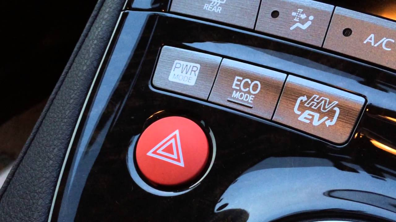 前方の車両や歩行者をミリ波レーダーと単眼カメラで検出。警報ブザーとディスプレイ表示で衝突の可能性を知らせ、ブレーキを踏めた場合はプリクラッシュブレーキアシスト。
